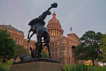 Cowboy Memorial in front of Texas Capitol dome - obrazy, fototapety, plakaty