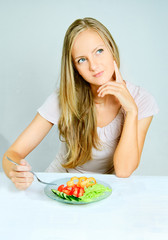 Obraz na płótnie Canvas girl eats vegetables