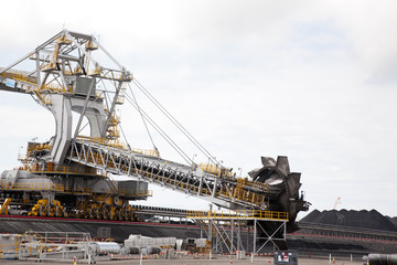 Fototapeta na wymiar newcastle NSW Australia węgiel gint loading loader na eksport