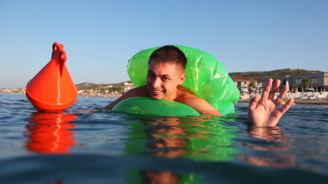 Man in inflatable disc is afraid, can not swim