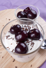 frischer Joghurt mit süßen Kirschen und Schokoladenstreusel