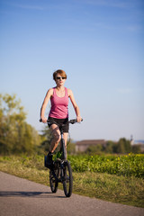 sportliche Frau fährt mit Streetstepper