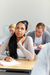 Obraz premium Afrikanische Studentin im Seminar