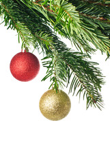 rote Christbaumkugeln an Tannenzweig isoliert auf weiß