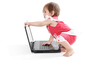 Laptopla oynayan bebek 1