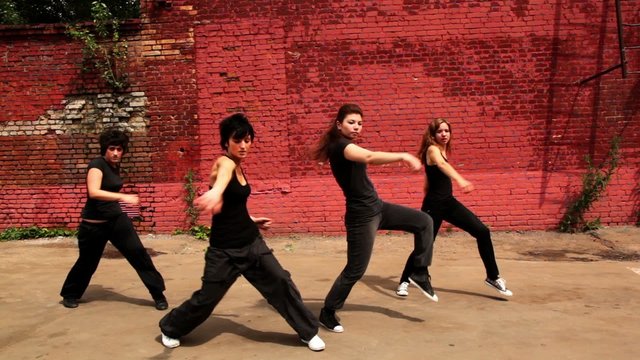 Four girls start dance