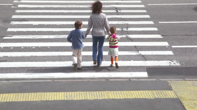 Kids Crossing Road Stock Illustrations – 741 Kids Crossing Road