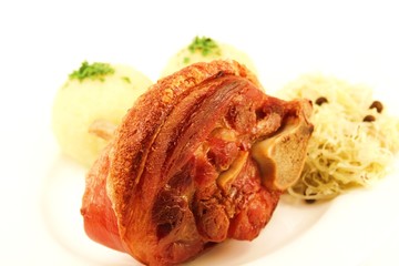 Grillhaxe mit Klössen und Sauerkraut