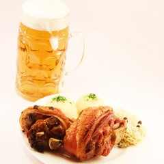 zwei Grillhaxen mit Klössen und Sauerkraut