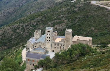 Fototapeta na wymiar vue aérienne du monastère de sant pere de rodes