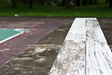 Obraz premium Wooden outdoor seat side basketball field.
