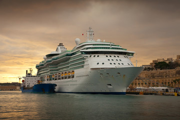 Fototapeta na wymiar luxury white cruise ship