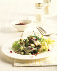 Grüner Salat mit Matjesstücken