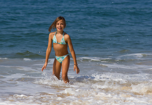 fillette dans les vagues