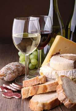 bouteille de vin, fromage et saucisson