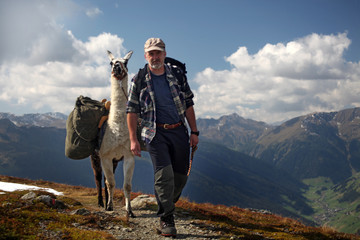 Mann mit Lama - man with llama © Konstanze Gruber