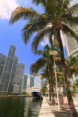 Fototapeta na wymiar Scenic Downtown Miami River miasta