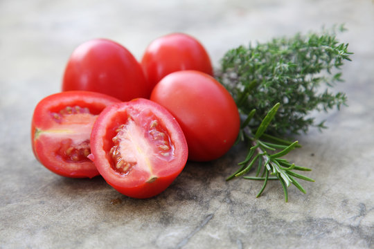 Tomaten mit Kräutern
