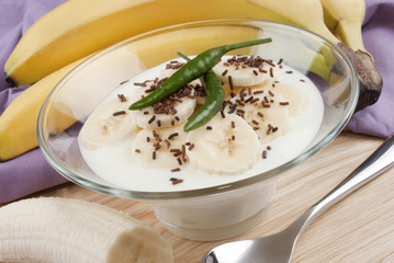 Bananenjoghurt mit Schokoladenstreusel und grünen Chilischoten