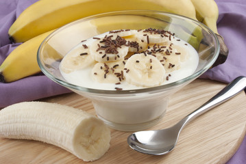 Bananen Joghurt mit Schokoladenstreusel in einer Glasschale