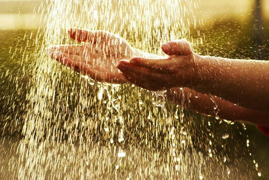 Frauenh&auml;nde unter einer Stranddusche