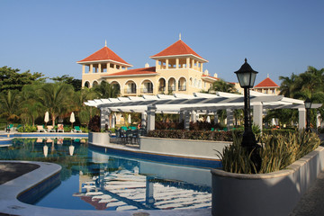 Schwimmbad neben Hotel