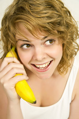 Fun: Junge Frau benutzt Banane als Telefon.