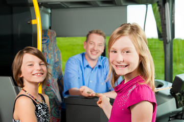 Kinder steigen in einen Bus ein