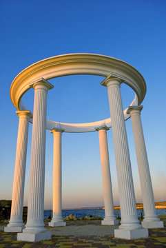 Arch with columns, arranged in a circle