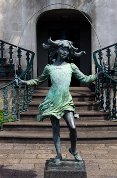 Skipping Girl bronze statue Monte Palace