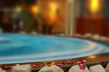 SPA Pool mit Blüten Nahaufnahme