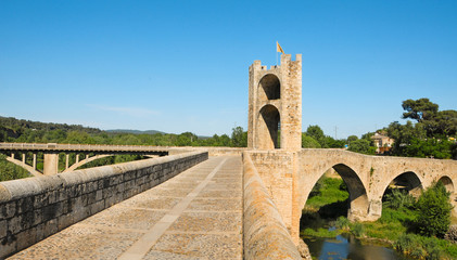 Fototapeta na wymiar Medieval bridge in Besalu, Spain