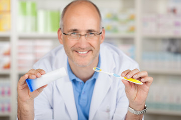 apotheker zeigt zahnbürste