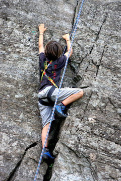 Enfant faisant de l'escalade