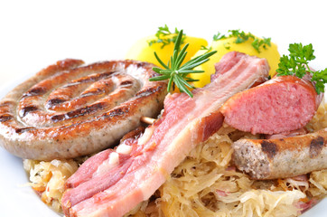 Schlachtplatte mit Sauerkraut