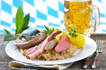 Bayerische Schlachtplatte mit hellem Bier