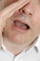 Obraz premium homme crier appel