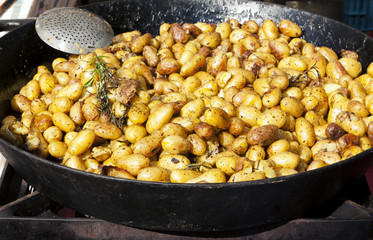 Rosmarin Kartoffeln in großer Pfanne