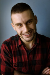 молодой улыбающийся парень