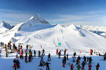 skiing people at Hintertux glacier