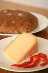 Schweizer Käse, Brot und Paprika