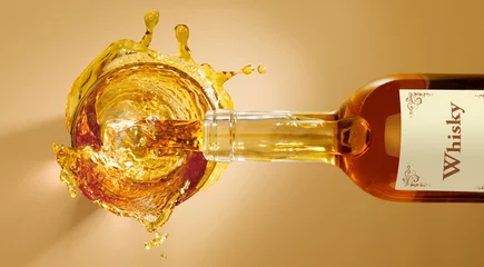 Foto op Plexiglas a splash of whisky © Han van Vonno