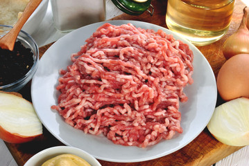 Zutaten um Frikadellen herzustellen