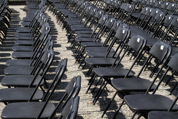 Schwarze Stühle in Reihen