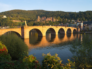 Fototapeta premium Alte Brücke im Herbst