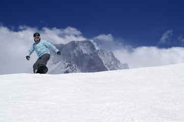 Fototapeta na wymiar Snowboard w wysokich górach