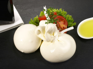 Buratta - Sahne Mozzarella mit Balsamico und Olivenöl auf schwarz