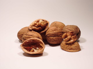 Walnuss und Walnussschale