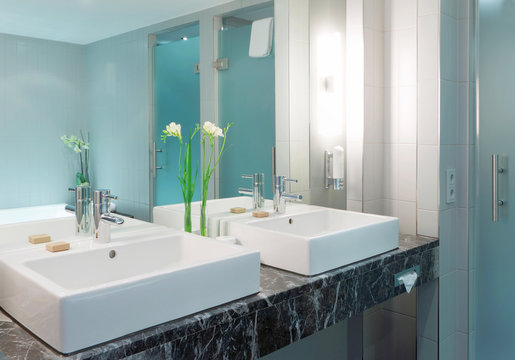 Doppelwaschtisch in noblem Badezimmer