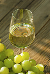 wine and grapes on wooden table
